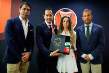 Homenagem a Diogo Jota na Supertaça: Rute Cardoso recebe presente da FPF