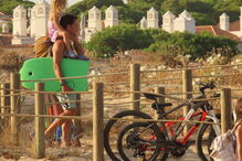 Tiago Teotónio Pereira com as filhas Camila e Júlia no Ancão, Algarve