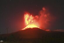  Lava na encosta do Monte Lewotobi Laki-Laki durante uma erupção em East Flores, Indonésia