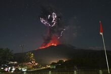  Lava na encosta do Monte Lewotobi Laki-Laki durante uma erupção em East Flores, Indonésia