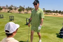 Robbie Williams desfruta de férias na Comporta com companhia especial.
