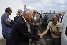 Presidente da República, Marcelo Rebelo de Sousa (C) cumprimenta um elemento da proteção da natureza à chegada à Graciosa, no âmbito de uma visita à região autónoma dos Açores. Santa Cruz da Graciosa, 02 de agosto de 2025
