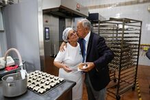 Presidente da República, Marcelo Rebelo de Sousa (C) cumprimenta um elemento da proteção da natureza à chegada à Graciosa, no âmbito de uma visita à região autónoma dos Açores. Santa Cruz da Graciosa, 02 de agosto de 2025