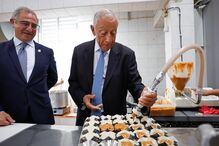 Presidente da República, Marcelo Rebelo de Sousa (C) cumprimenta um elemento da proteção da natureza à chegada à Graciosa, no âmbito de uma visita à região autónoma dos Açores. Santa Cruz da Graciosa, 02 de agosto de 2025