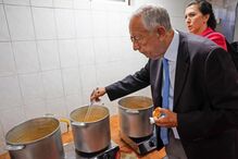 Presidente da República, Marcelo Rebelo de Sousa (C) cumprimenta um elemento da proteção da natureza à chegada à Graciosa, no âmbito de uma visita à região autónoma dos Açores. Santa Cruz da Graciosa, 02 de agosto de 2025