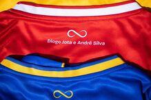 Diogo Jota e André Silva homenageados em camisolas do Gondomar