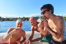 Família Beckham reunida com pizza a bordo. Brooklyn distante dos pais