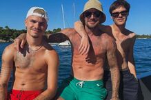 A família Beckham reunida num dia de sol e mar.
