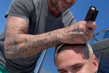 David Beckham corta o cabelo do filho Brooklyn, num ambiente familiar e descontraído