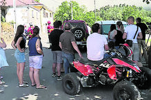 População receosa observa as chamas a lavrar