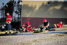 Bombeiros descansam depois de uma noite a combater o incêndio em São Martinho da Anta, Sabrosa