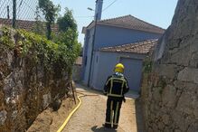 Habitação parcialmente destruída pelas chamas na Maia