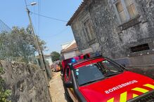 Habitação parcialmente destruída pelas chamas na Maia