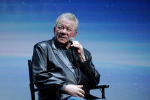 William Shatner fala ao microfone em evento