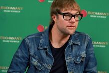 Mickey Madden, ex-baixista dos Maroon 5, acusado de agressão após conversas com menores