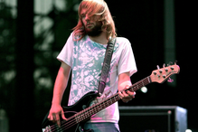 Ex-baixista dos Maroon 5, Mickey Madden, acusado de agressão após descoberta de conversas impróprias