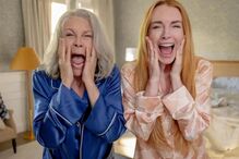 Jamie Lee Curtis e Lindsay Lohan demonstram entusiasmo com o novo filme.
