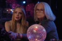 Lindsay Lohan e Jamie Lee Curtis posam com uma bola de cristal