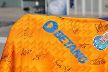 Camisola do FC Porto autografada em homenagem a Jorge Costa junto ao Estádio do Dragão