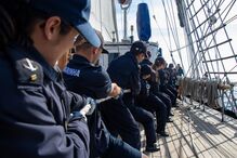 Marinha em formação e manobra com cordas num navio