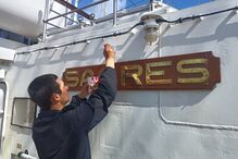 Homem renova a placa 