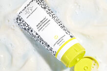 Limpeza facial suave com óleo de marula para uma pele calma e equilibrada