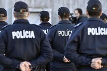 Mirone vigia mulheres polícia durante o duche em casas da PSP em Lisboa