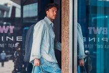 Pierre Gasly, piloto da Alpine, com novo visual após transplante capilar