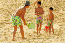Vasco Palmeirim joga com os filhos na praia da Quinta do Lago