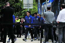 Plantel. Jogadores do FC Porto chegaram de autocarro e, no fim da cerimónia religiosa, fizeram guarda de honra ao caixão.