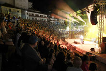 Seia celebra Festas do Concelho com música e público no parque municipal.
