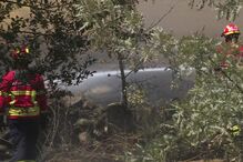 Bombeiros combatem incêndio