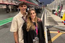 Gabri Veiga, jogador do FC Porto, com Carla Leins no Grande Prémio de Fórmula 1