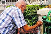 Calor sufocante não afastou os peregrinos do recinto de oração