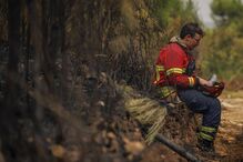 Bombeiro descansa durante combate a incêndio em Vila Real