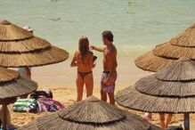 Madalena Abecasis diverte-se com a família na praia de Santa Eulália, no Algarve