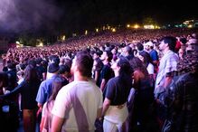 Público assiste a concertos na segunda noite do Festival Paredes de Coura