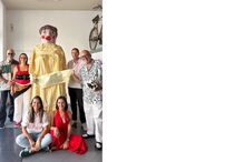 Grupo posa com gigantone Vianense