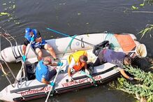 Bombeiros removem peixes mortos do rio Lis, após descarga de efluentes. Praia da Vieira reabre