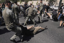 Manifestantes bloqueiam uma estrada durante protesto exigindo a libertação dos reféns mantidos pelo Hamas e pedindo que o governo israelita reverta a decisão de tomar a Cidade de Gaza
