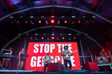 Cassete Pirata emitem mensagem no palco do Festival Paredes de Coura: 