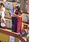 Pessoas assistem a um evento em bancadas