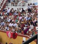 Pessoas assistem a evento numa arena com bancadas cheias