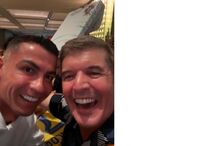 Cristiano Ronaldo encontra um fã em Hong Kong e posa para foto