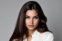 Modelo veste camisa branca em retrato neutro