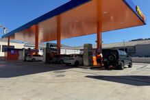 Clientes abastecem viaturas num posto de combustível Plenergy