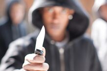 Populares entregam ladrão com faca à PSP em Setúbal