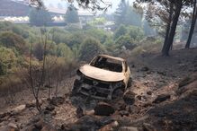 Carro consumido pelas chamas em Unhais da Serra