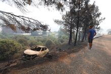 Carro consumido pelas chamas em Unhais da Serra