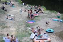 Festivaleiros aproveitam o calor durante o Vilar de Mouros